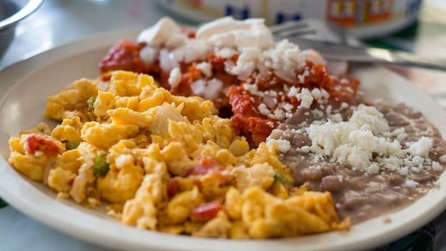 Huevos a la Mexicana [Mexican-Style Eggs].